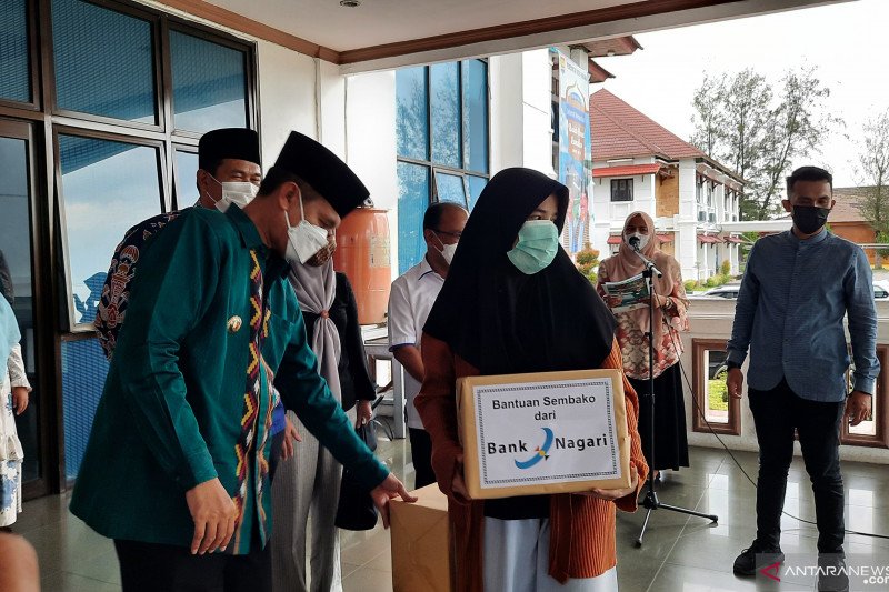 Bank Nagari berikan ratusan paket sembako untuk pelaku usaha mikro di Pariaman