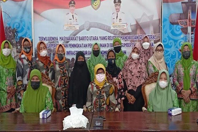 Ketua PKK Barito Utara serahkan zakat mal
