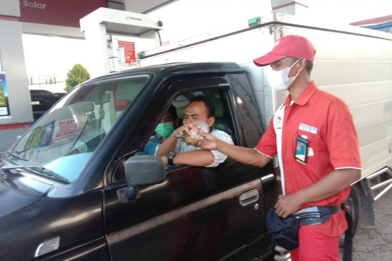 SPBU di Jalintim Tulangbawang bagikan takjil gratis