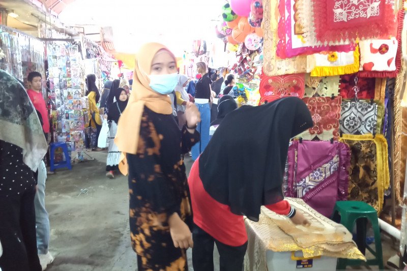 Jelang Lebaran toko pakaian di Pasar Raya Solok ramai pembeli