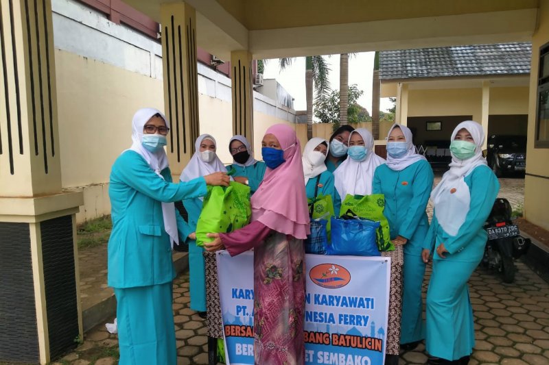 PT ASDP Batulicin bagikan paket lebaran untuk duafa