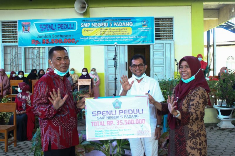 SMPN 5 Padang serahkan bantuan sosial puluhan juta rupiah jelang Lebaran