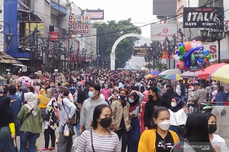 Sejumlah pusat perbelanjaan di Bandung masih timbulkan kerumunan warga