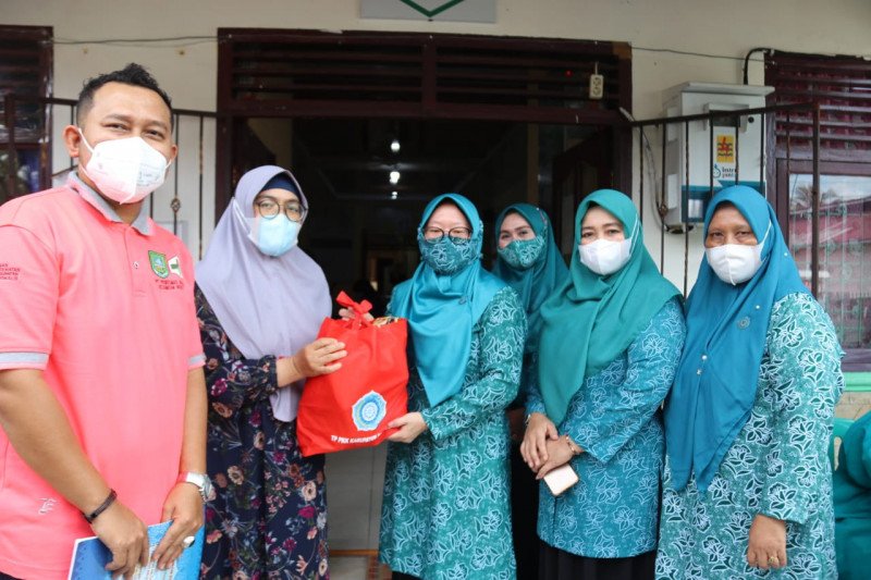 TP PKK Bengkalis bantu sembako kepada masyarakat terdampak COVID-19