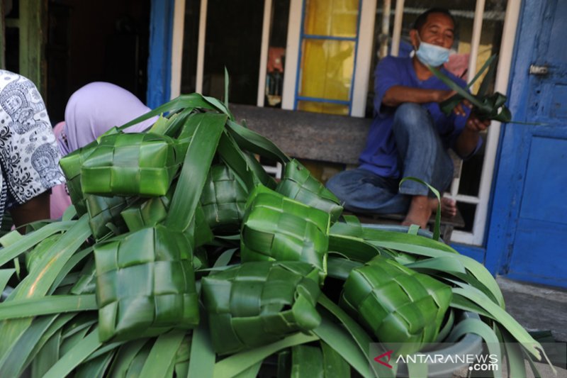 Pengrajin cangkang ketupat pandan 