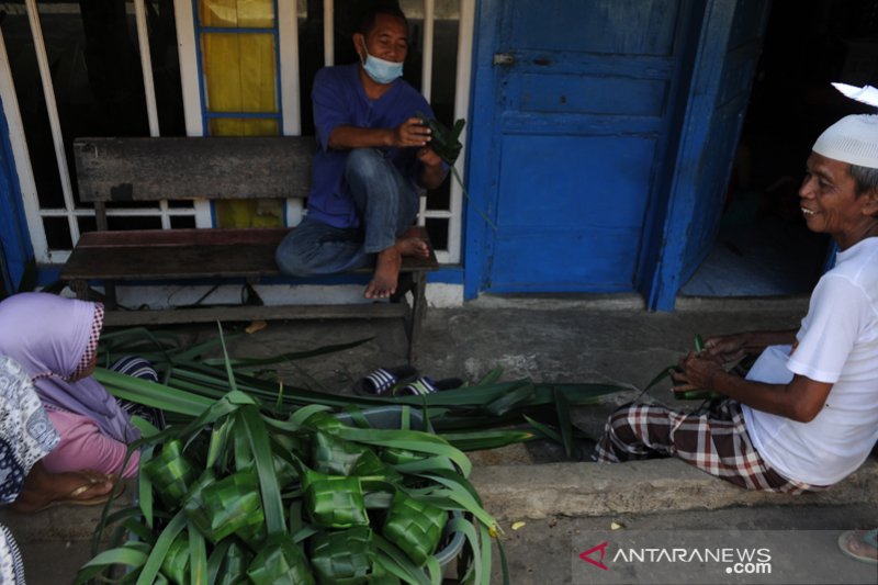 Pengrajin cangkang ketupat pandan 