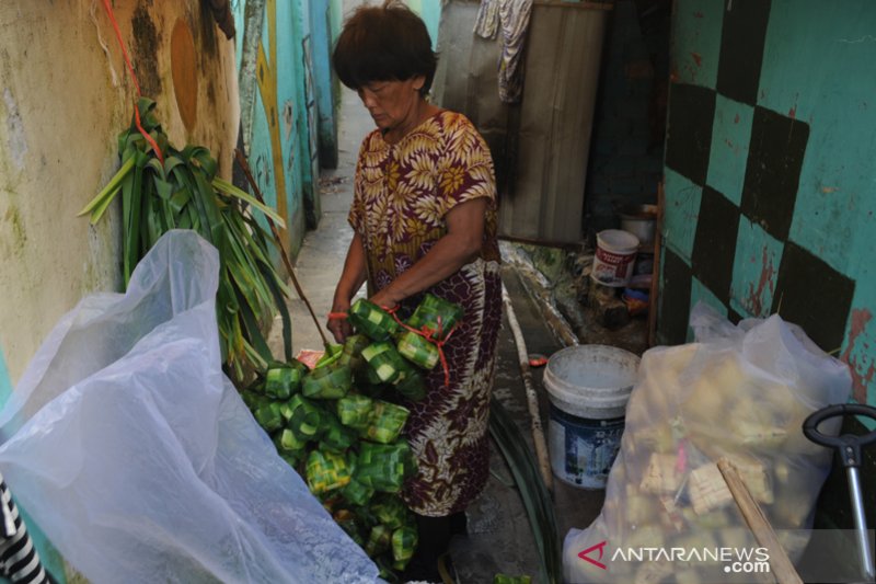 Pengrajin cangkang ketupat pandan 