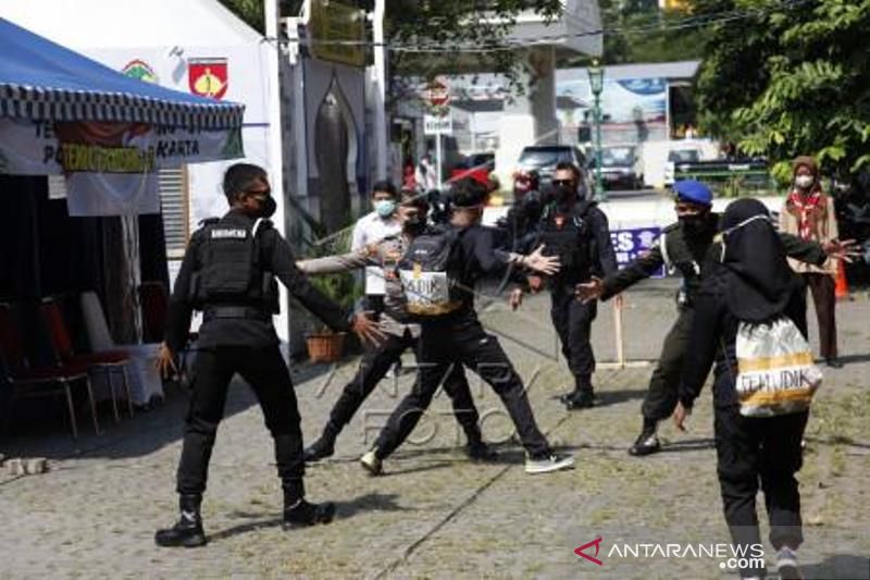 Hiburan Petugas Posko Mudik