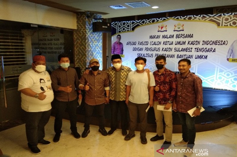 Caketum Kadin Arsjad Rasjid serahkan bantuan ke UMKM di Kendari