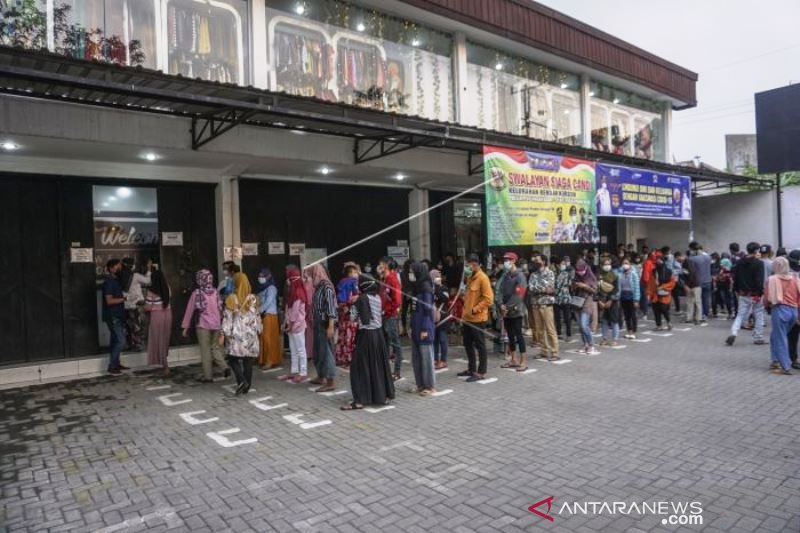 Antrean Tempat Belanja Pakaian