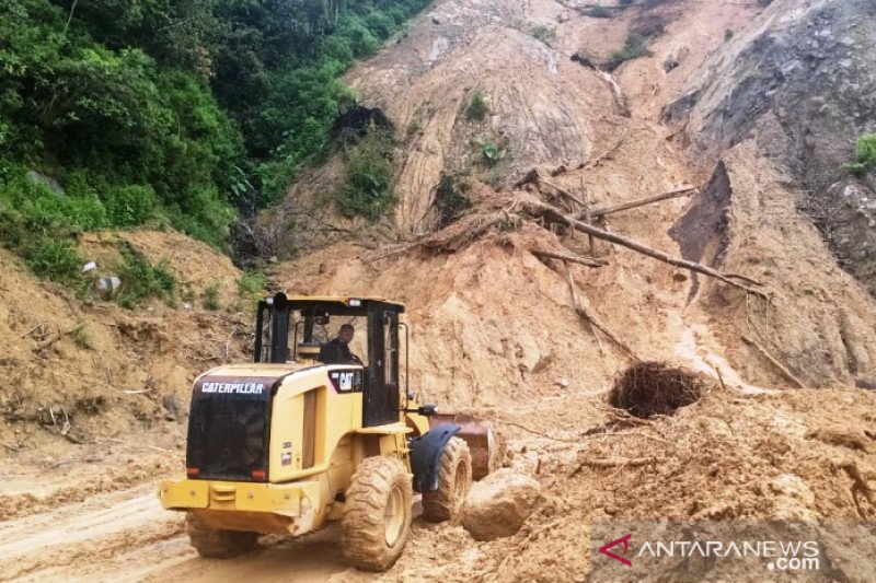 Jalan penghubung Padang-Bukittinggi tertimbun longsor di Agam