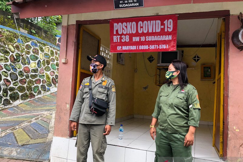 Warga Yogyakarta menerima tamu Lebaran wajib lapor Posko PPKM Mikro