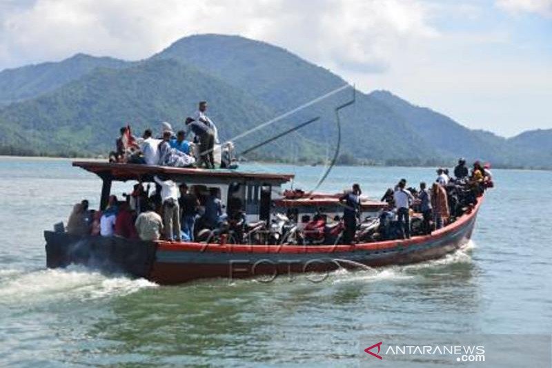 Aktivitas Penyeberangan Warga Pulau Belanja Sembako