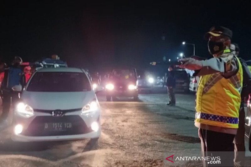 Polisi Garut putar balik kendaraan pemudik di perbatasan