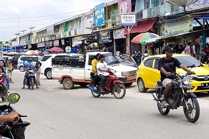 Pasar Simpang Pematang dipadati pengunjung 