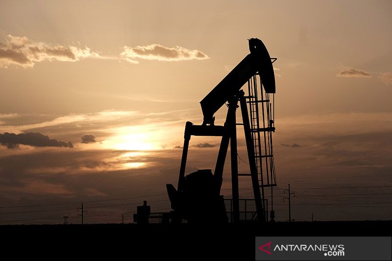 Harga minyak tergelincir, tetapi raih kenaikan mingguan sekitar lima persen