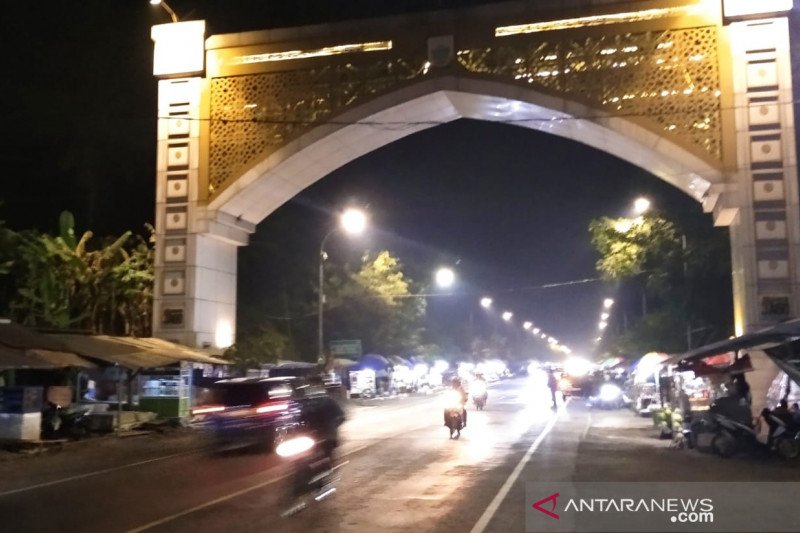 Cari waktu istirahat petugas, ratusan pemudik bersepeda motor berhasil melintas jalur utama Cianjur