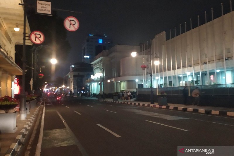 Sejumlah ruas jalan raya di Bandung mulai ditutup di malam Idul Fitri