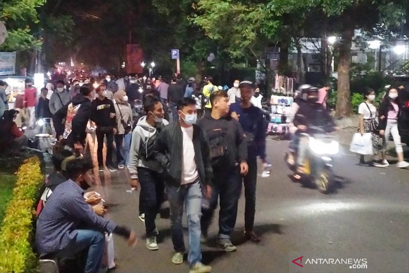 Kawasan fesyen Jalan Trunojoyo Bandung dipadati warga menjelang Idul Fitri