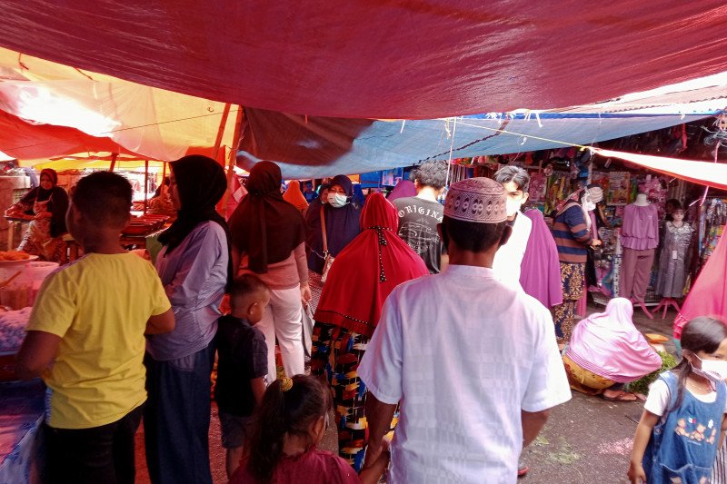H-1 Lebaran pengunjung pasar tradisional Durian Tinggi Pasaman membludak