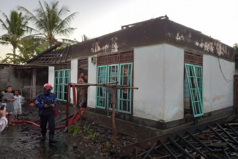 Lupa buang puntung rokok, rumah kakek 70 tahun dilalap si jago merah