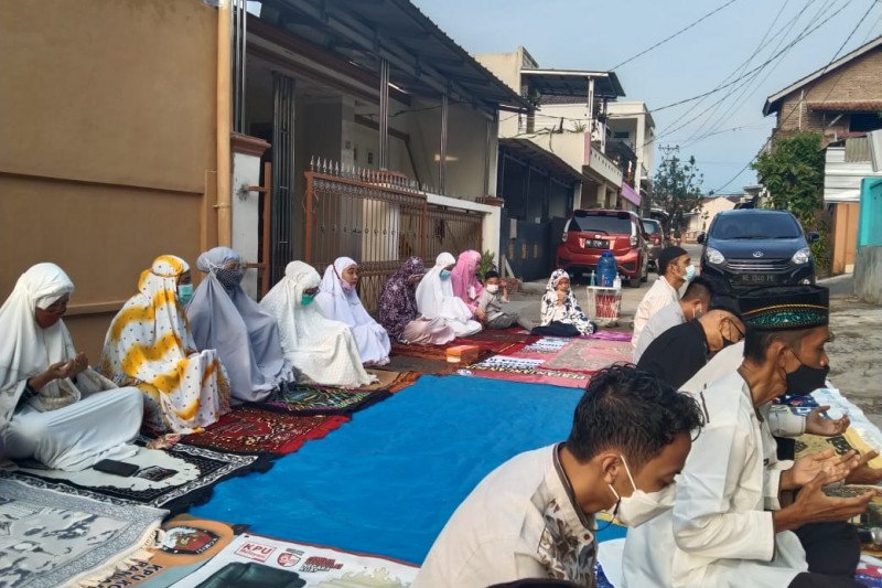 Warga Bandarlampung laksanakan Shalat Id dengan tetap prokes
