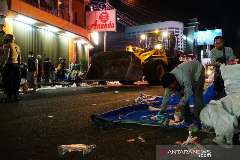 Petugas tertibkan pedagang jalanan yang memadati perkotaan Garut