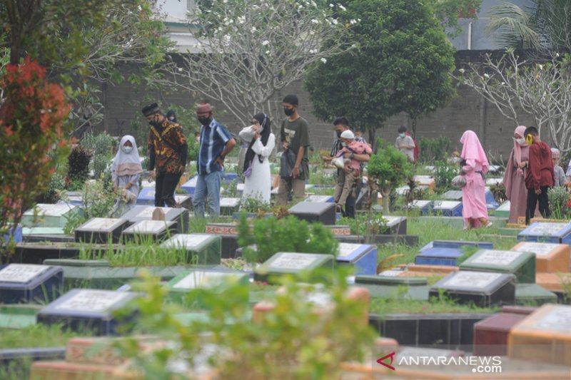 Warga Palembang ramai ziarah kubur idul fitri