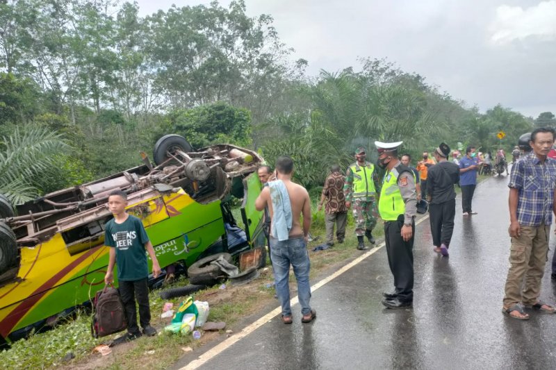 Bus terbalik di Jalinsum Mesuji, Lampung