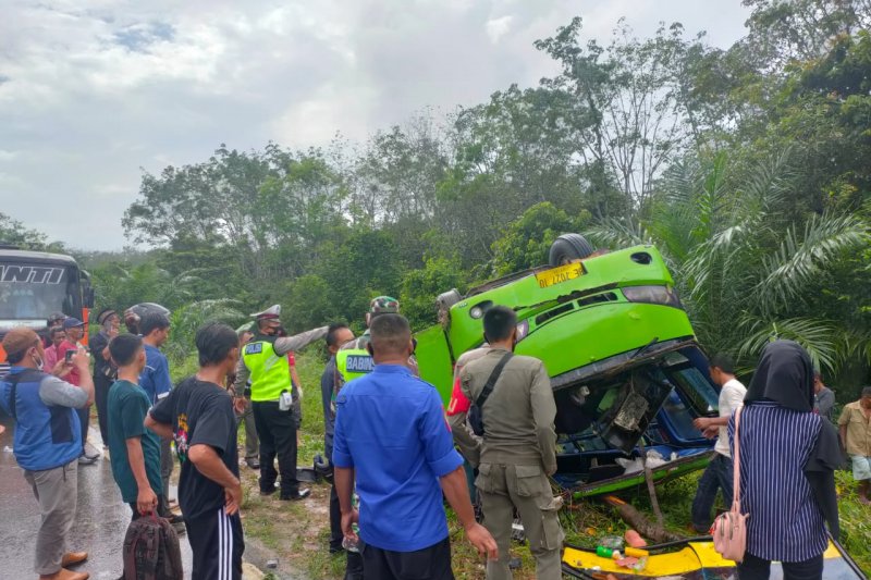 Bus terbalik di Jalinsum Mesuji, Lampung