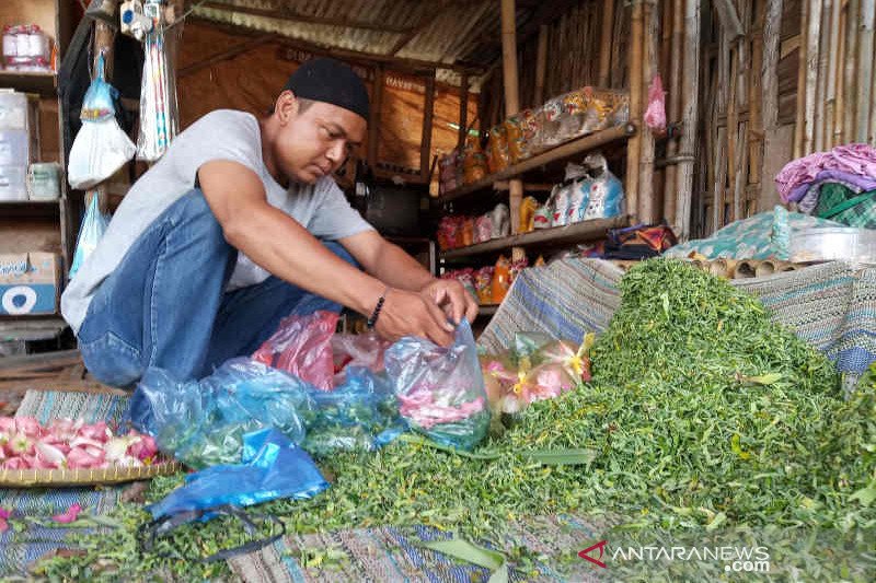 Pedagang bunga di TPU Indramayu mengaku turun omzet