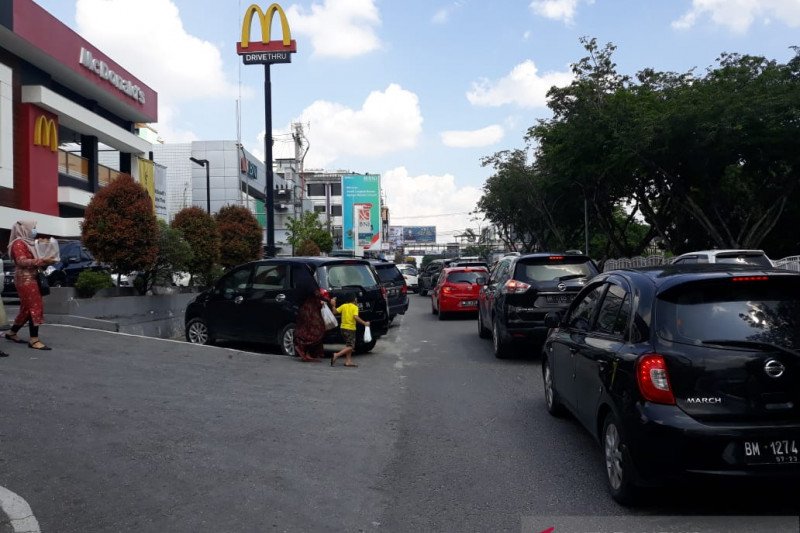 Antrean Panjang Restoran Cepat Saji Pekanbaru