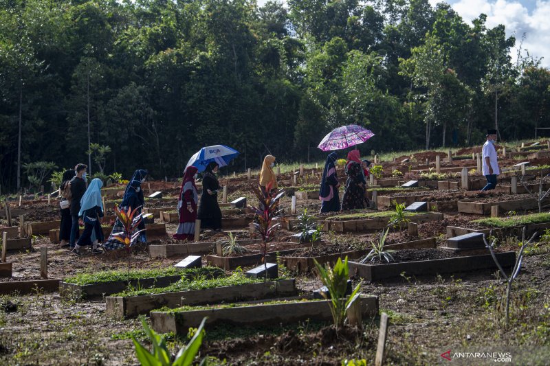 Ziarah Makam COVID-19 di Gandus