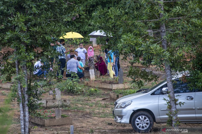 Ziarah Makam COVID-19 di Gandus