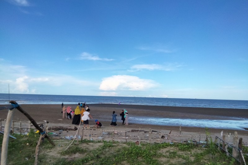 Warga Tarakan Padati Pantai Amal Saat Libur Lebaran