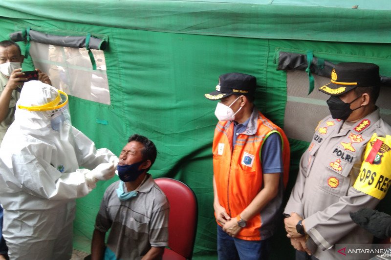 Dua orang arus balik ditemukan positif COVID-19 di pos Kedungwaringin Bekasi