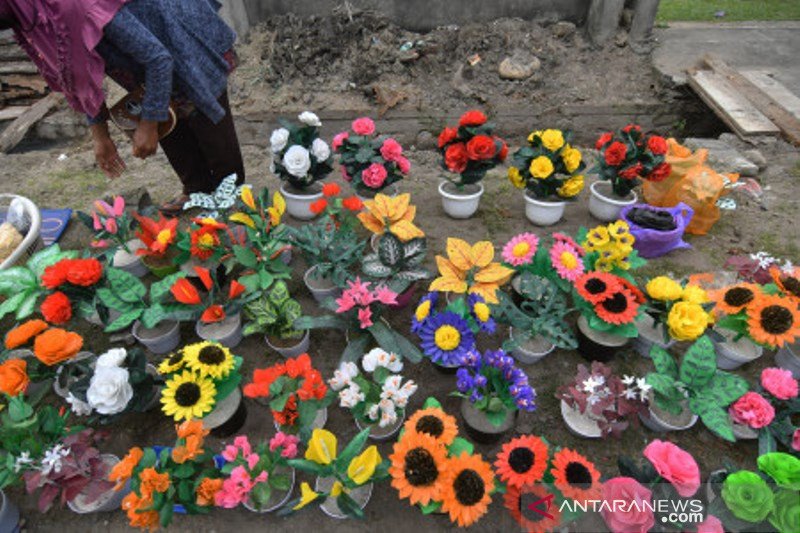 Kerajinan bunga dari kantong plastik bekas di Palu
