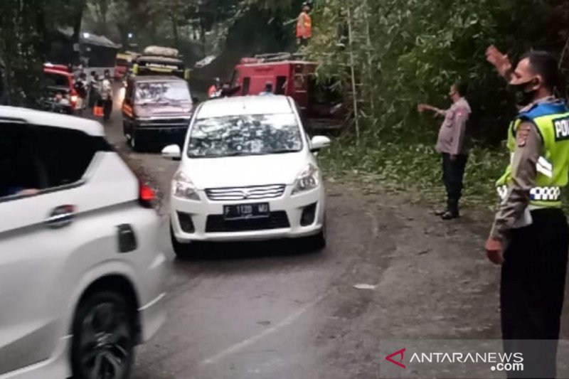 Jalur menuju selatan Cianjur tertutup longsor