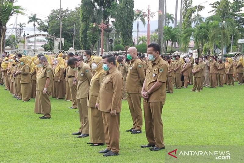 Gubernur setrap Sekda karena tak patuhi aturan pakaian dinas