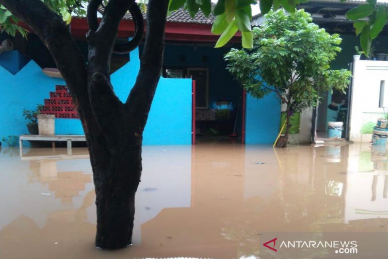 1.500 keluarga di Bekasi waspada banjir luapan Kali Sadang