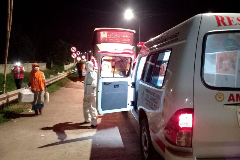 Satu orang penumpang bus asal Padang diduga terpapar COVID-19