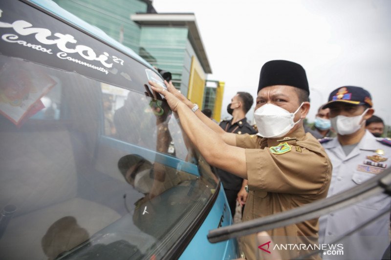 Pemerintah Kabupaten Bandung kerahkan 105 angkot antar 742 lansia jalani vaksinasi