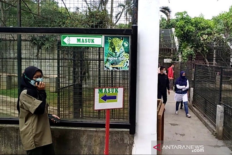 Taman Satwa Cikembulan Garut jaga prokes agar tetap aman dikunjungi