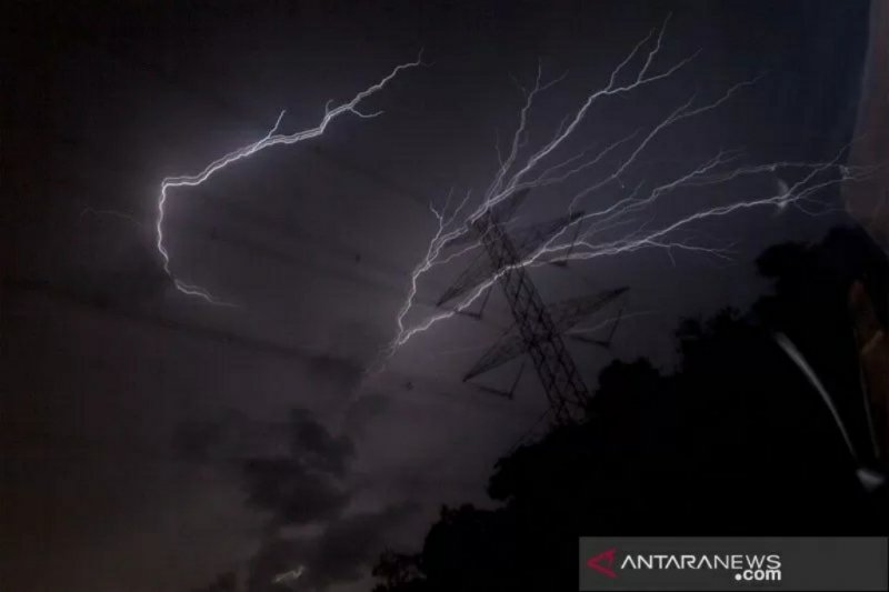 BMKG waspadai hujan lebat disertai petir di sejumlah daerah