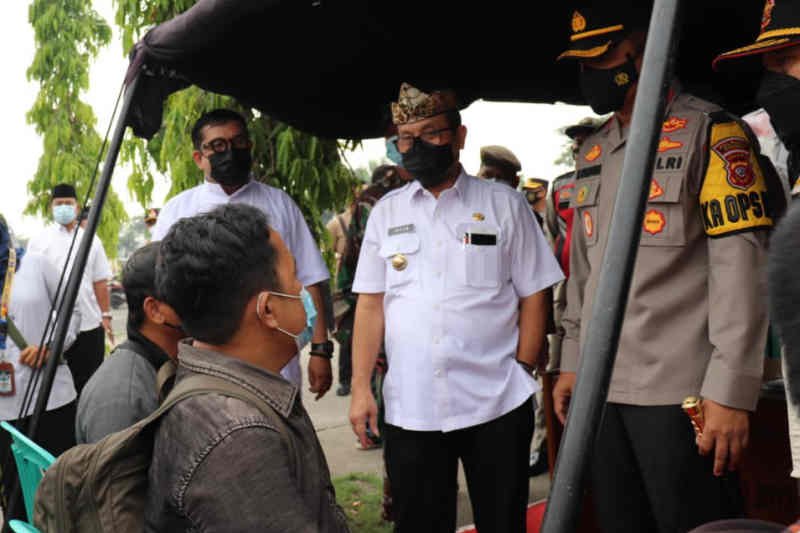 Bupati Cirebon pastikan tes antigen bagi pemudik terus dilakukan