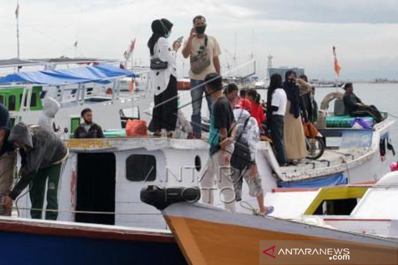 Arus Balik Penumpang Di Pelabuhan Paotere Masih Ramai