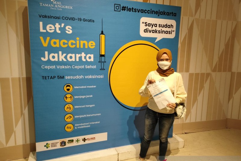 Peserta vaksinasi COVID demam usai terima AstraZeneca CTMAV 544