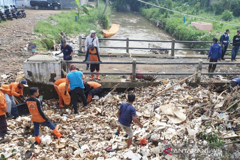 Petugas angkut 30 ton sampah dari Kali Baru Cilebut Bogor