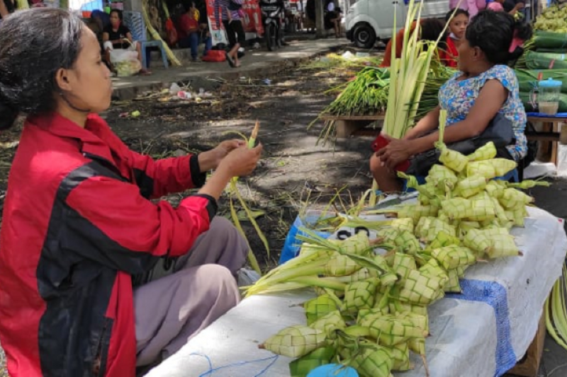 Penjualan ketupat jelang Lebaran Ketupat di Manado