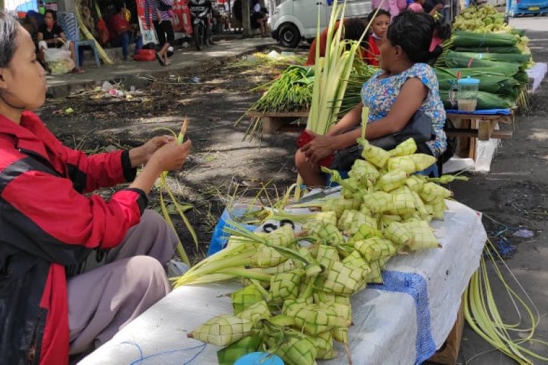 Penjualan ketupat jelang Lebaran Ketupat di Manado